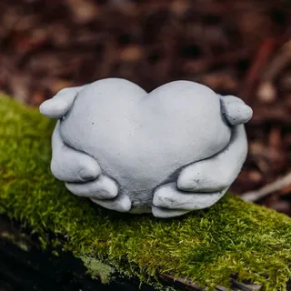 Massives Stein Deko-Element Herz in Hand Raumdeko Gartendeko Steinguss frostfest - grau - 18 cm X 10 cm X 18 cm