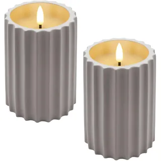 Spetebo Outdoor LED Kerze Beton Design 13 x 8 cm mit Timer batteriebetrieben - 2er Set - Künstliche Tischkerze geriffelt warm weiß für Außen und Innen mit Flammeneffekt - Garten Tisch Deko Windlicht