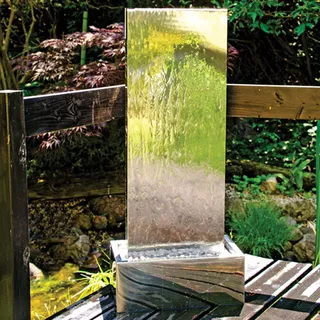 Eine formschöne Wasserwand aus hochwertigem Edelstahl mit beidseitigem Wasserlauf Ein absoluter Blickfang für Ihren Garten, die Terrasse