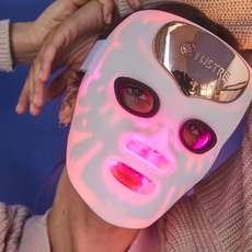 LUSTRE® ClearSkin RENEW PRO FACEWEAR LED-Schönheit-Lichttherapie-Maske | schnell, kabellos, flexibel für eine heller, straffer und glatter aussehende Haut I Bespoke App-Control
