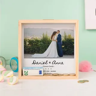 Wanapix | Personalisierte Spardose aus Holz | quadratischen Sparschwein Mit Foto und Text| Pappelholz und Methacrylat | Geschenk für Hochzeit/Taufe/Geburtstag | Bild mit Phrasen
