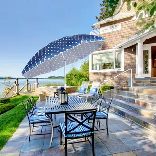 Sekey Sonnenschirm Rund Ø 160 cm Terrassen Gartenschirm Strandschirm mit kurbel & Schutzhülle Neigungswinkel und Höhe verstellbar, Blau-weiß gepunktet - Blau