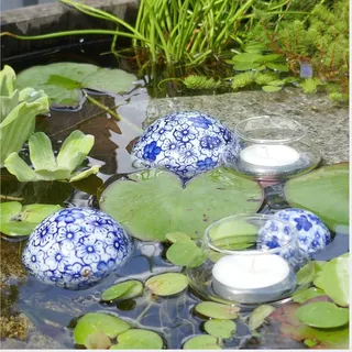 Storm's Gartenzaubereien Dekokugel - Schwimmkugel aus Keramik mit Blumenmuster blau in 3 Größen mit 2 Teelichtgläsern schwimmend als Teichdeko