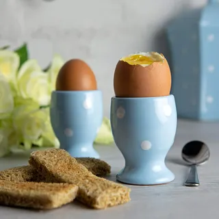 City to Cottage® - Keramik Eierbecher Set | Hellblau und Weiß | Polka Dots | Handgemacht | Keramik Geschirr Set | 2 Eierbecher im Set