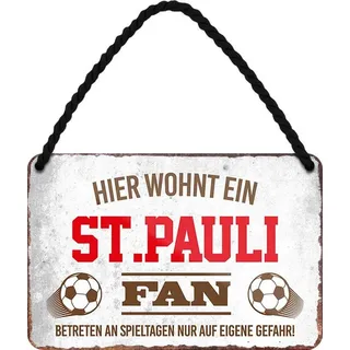 WOGEKA ART Retro Blechschild - Hier wohnt ein St.Pauli Fan Fußball - witziger Spruch Geschenk-Idee Geburtstag Weihnachten Deko 18x12 cm Vintage-Design Hänge-Schild Metall HS37