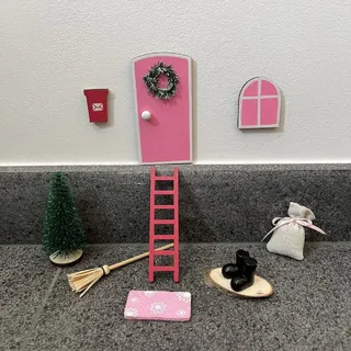 Geschenkestadl Wichteltür Set 10teilig Zubehör Holztür Elfentür Wichtel Leiter Besen Weihnachsbaum Nissedor (Rosa)