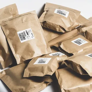 RUSPEPA Kraftpapier Poly Umschläge Mailer, Selbstklebende Versandtaschen, 100% Recycelbar, Wiederverwendbare Verpackung Tolle Idee Für T-Shirt Kleidung Versandtasche - 29,2 X 39,4 cm - 25 pcs