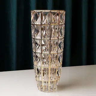 Eine 30 cm hohe handbemalte vase aus goldenem Glas.