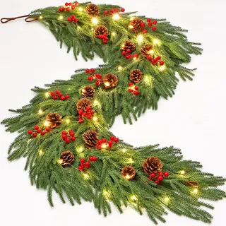 2 Stück Weihnachtsgirlande mit Beleuchtung Künstliche Tannengirlande Norfolk Girlande Weihnachten Kieferngirlande Grün Weihnachtsdeko Innen Außen Rot Beeren Dekogirlande für Haustür Treppen Kamine