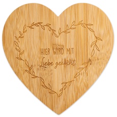 Papierdrachen Holzschneidebrett zum Muttertag - in Herzform mit Gravur "hier wird mit Liebe gekocht" - perfekt als Muttertagsgeschenk