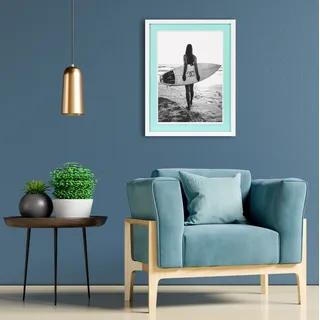Queence Bild mit Rahmen "Frau, Logo, Surfbrett schwarz weiß", blau farbe rahmen: weiß, farbe bild(er): türkis), B:40cm H:50cm T:2cm, Acrylglas, Holz, bild(er): Bild mit Rahmen, Poster mit buntem Acrylglas Passepartout,