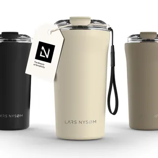 LARS NYSØM Thermo Kaffeebecher to go mit Trageschlaufe & Tritan Deckel | Travel Mug 0,5 Liter mit Isolierung | Auslaufsicherer Edelstahl Thermobecher für Café & Tee (Almond Beige, 500ml)
