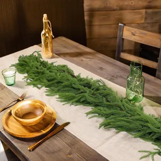 Norfolk Tannengirlande 183 cm, 2 Stück künstliche grüne Girlande, fühlt sich echt an, Weihnachtsgirlanden für Tisch, Treppe, Handlauf, Innenmantel, Dekoration, Outdoor-Weihnachtsdekorationen (2 Stück)