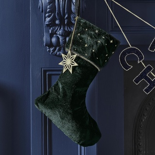 Ginger Ray Green Velvet Embroidered Weihnachtsstrumpf mit Charme Kamindeko