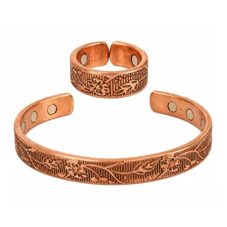 Touchstone Copper Magnetic Healing Hand geschmiedet mit soliden und hohe Spurweite graviert Blütenblätter Muster minimalistische Eleganz reines Kupfer Armband und identische Ring in Naturton.
