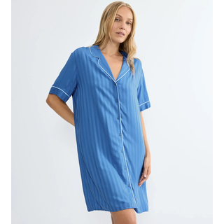 Nachthemd TRIUMPH "Amourette Jacquard NDW SSL", Damen, Gr. 38, N-Gr, blau (ciel), Web, Obermaterial: 100% Viskose, bequem kniefrei, V-Ausschnitt, Kleider Nachthemd, elegant und weich