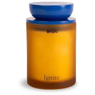 Byon Studio Duftkerze Ignite 55h – Amber Glas mit Blauem Deckel, Sojawachs, 55 Stunden Brenndauer, Florale und holzige Noten, 9 x 9 x 14,5 cm, 5292452014