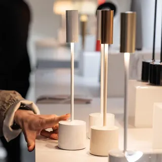 Zafferano - Carolina LED wiederaufladbare dimmbare Touch-Tischlampe - glänzendes Weiß und gebürstetes Messing - Weiß, Gold