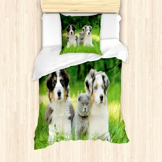 ABAKUHAUS Hund Bettbezug Set, Cute Pets Puppy Familie im Garten Australian Shepherds und eine Katze Landschaft, 135 x 200 cm + 80 x 80 cm, Creme Grün Grau