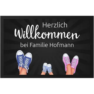 Kiddle-Design Fußmatte Personalisiert Familie, Willkommen bei mit 2-5 Turnschuhen und Wunschname Geschenk Einzug Richtfest Einweihung Fußabtreter flach & dünn 60x40cm 5 Schuhe