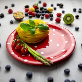 City to Cottage® - Keramik Teller 25.5 cm | Rot und Weiß | Polka Dots | Handgemacht | Großer Speiseteller | Keramik Geschirr