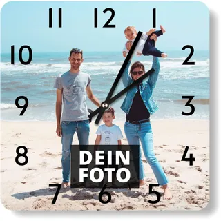 PhotoFancy® - Uhr mit Foto Bedrucken - Quadratische Fotouhr aus Kunststoff - Wanduhr mit eigenem Motiv selbst gestalten (26 x 26 cm, Design: Klassisch schwarz/Zeiger: weiß)