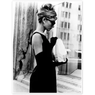 Audrey Hepburn - Frühstück bei Tiffany Poster 30 x 40 cm | Zeitlose 1960er-Jahre-Ästhetik | Elegante Schwarz-Weiß-Szene mit Abendmode und Sonnenbrille