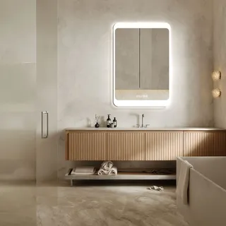 HOKO® LED Badspiegel 50x70 cm KÖLN mit Beschlagfrei und Digitaluhr. Design Wandspiegel fürs Bad. Dieser Spiegel mit Beleuchtung ist mit Touch Schalter und mit Wandschalter bedienbar.