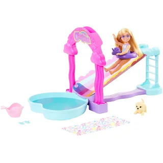 Barbie Chelsea Wasserrutschenspielset - Regenbogen-Wasserrutsche, herzförmiges Becken, Zubehör inklusive Schwimmring, Handtuch und Hündchen, für Kinder ab 3 Jahren, HTK39