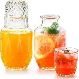 Unyqoos® 4‐teiliges Nachttisch-Wasserkaraffen-Set mit Glasbecher, diamantgeprägte Karaffe 530 ml – für Tisch, Schlafzimmer & Badezimmer - Transparent