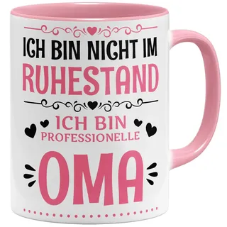 OM3® Lustige Kaffee-Tasse mit Spruch - Ich bin nicht im Ruhestand ich bin professionelle Oma - Keramik Becher - 11oz 325ml - Beidseitig Bedruckt - Rosa
