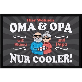 MoonWorks® Fußmatte Geschenk Hier wohnen Oma und Opa Großeltern lustige Geschenkidee Weihnachten rutschfest & waschbar schwarz-2 60x40cm