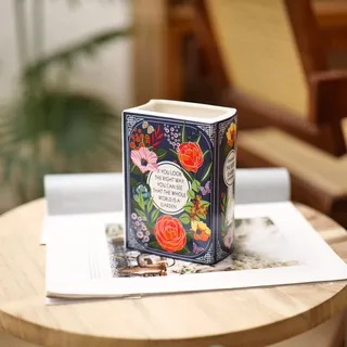 Keramik Buchvase - Dekorative Blumenvase im Buchdesign für Bücherregal, Wohnzimmer & Homeoffice, Handbemalte Geschenkidee (Höhe 14 cm)