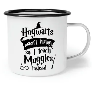 OM3® lustige Emaille-Tasse mit Spruch - Hogwarts wasn't hiring so I teach muggles instead - Statement | Emailletasse Emaille Becher | 10oz 300ml | Beidseitig Bedruckt | Weiß-Schwarz