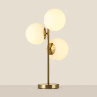 "KAVALA" Tischleuchte mit drei weißen Glaskugeln Ø15cm, goldenem Metallrahmen 3*E27 – Elegantes und funktionales Design