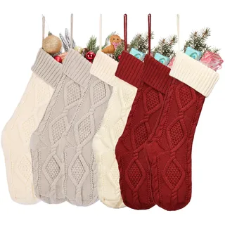 Set mit 5 Zopfstrick-Weihnachtsstrümpfen – elegantes Rot, Grün und Creme-Sortiment – gemütliche und stilvolle Urlaubs-Kamindekoration