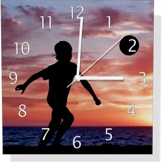 Wallario Design Wanduhr Fußball - Kleiner Junge spielt im Abendrot aus Aluverbund, Größe 30 x 30 cm - Schwarz