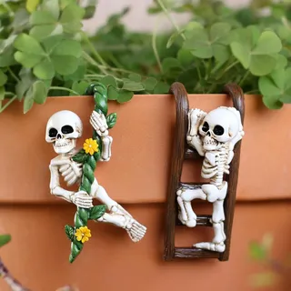 Recitem Blumentopf Hänger Totenkopf Deko,Halloween Gartendeko Figuren, Wetterfest Totenkopf Harz Statue Ornament, Blumentopfhänger Figuren für Außen Terrassen Balkon Garten Rasen (A)