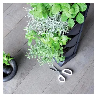 Mini Cascade vertikales Pflanzgefäß aus weißem Kunststoff 19,5 (L) x 11,4 (B) x 47,5 (H) cm mit Gartenschere
