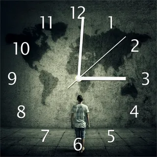 Wallario Design Wanduhr Kleiner Junge vor Weltkarte an grauer Beton-Wand aus Echtglas, Größe 30 x 30 cm - Grün