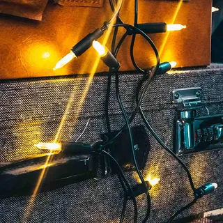 hellum Lichterkette innen mit Stecker, Mini Lichterkette 100 Lichter, warmweißes Licht, beleuchtete Länge 14,85 m, grünes Kabel, für Christbaumbeleuchtung innen, Wohnraum, Tischdeko, <59lm 839012