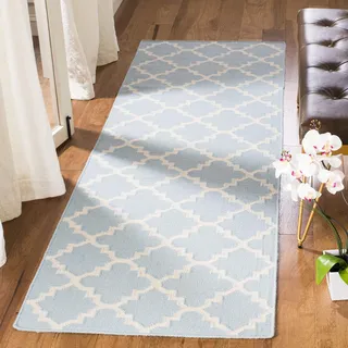 Safavieh Zeitgenössische Teppich für Wohnzimmer, Esszimmer, Schlafzimmer - Dhurrie Collection, Kurzer Flor, Hellblau und Elfenbein, 76 X 244 cm