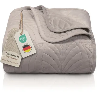 Gräfenstayn Premium Tagesdecke 200x220 cm – Bettüberwurf mit Nahtloser Steppung & Blatt-Design – Samt-Decke – weich, knitterfrei & pflegeleicht – Überwurf für Bett & Sofa (Taupe)