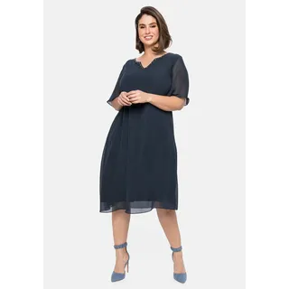 sheego Chiffonkleid mit Schmucksteinen am Ausschnitt mit Schmucksteinen am Ausschnitt, blau