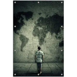 Wallario Outdoor-Poster für Garten oder Balkon, Motiv Kleiner Junge vor Weltkarte an grauer Beton-Wand, in ca. 80 x 120 cm - Grün