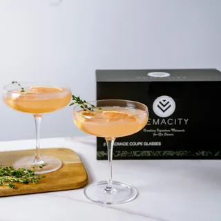 Vemacity Elegante Coupe Cocktailgläser Set Von 2 | Handgefertigte Bar Kristallgläser mit Rezept E-Book| Champagner & Cocktail Gläser| Perfekt glas für Espresso Martini | Coktailgläser- set