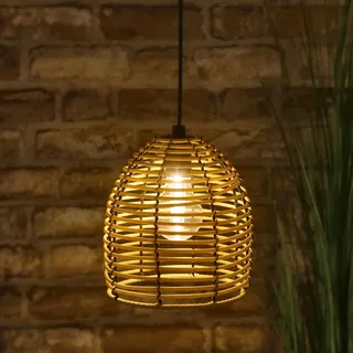 Spetebo LED Hängeleuchte in Rattan Optik für Außen und Innen - 18 x 16 cm | Garten Deko Beleuchtung warm weiß mit Timer - Outdoor Pendelleuchte Deckenleuchte Lampe Batterie betrieben zum Hängen