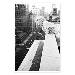 Marilyn Monroe in New York II Poster 70 x 100 cm | Schwarze Legende der Filmgeschichte | Klassische Schwarz-Weiß-Fotografie mit Blick auf die Stadt, ikonische Deko