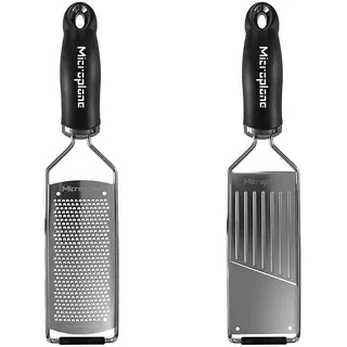 Microplane Reibe Fein Edelstahl Schwarz aus der Gourmet Serie für Hartkäse, Zitrusfrüchte, Knoblauch & Profi Gemüsehobel Edelstahl Schwarz aus der Gourmet Serie für Kartoffel, Karotte, Gurke