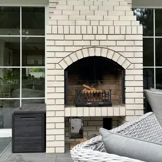 Offene Feuerstelle mit zweiflügeliger Kamintür